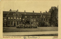 15992 Gezicht op de voorgevels van de huizen Broederplein 41-41A (ged.)-45 te Zeist uit het noordoosten; met op de ...